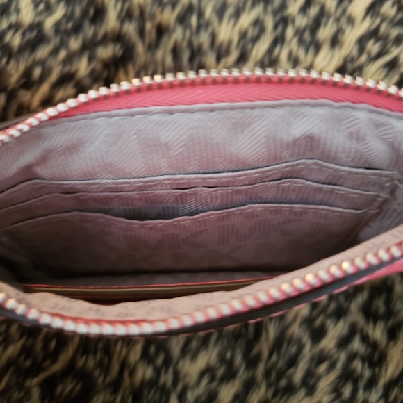 Michael Kors Pocket Tote w/ Matching Wristet - Picture 9 of 13